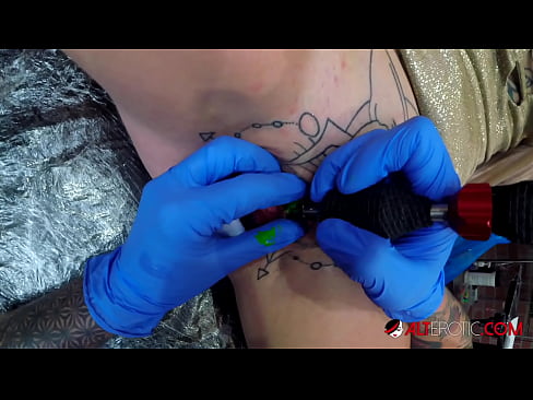 ❤️ Estremamente tatuato hottie Sully Savage ottenuto un tatuaggio sul suo clitoride Porno analeal it.tvmarket.top ️❤